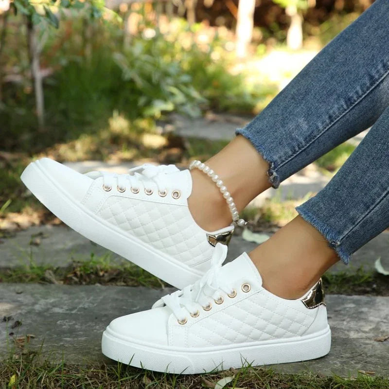 Baskets blanches à lacets en cuir PU pour femmes pour une tenue décontractée 