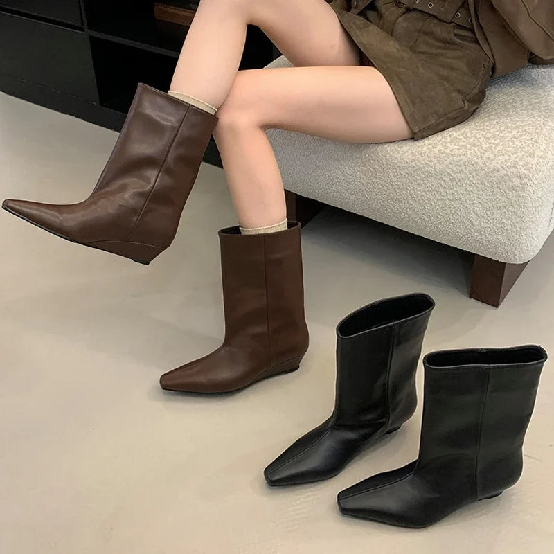 Bottines à talon compensé noires en cuir souple vintage à bout pointu pour femmes