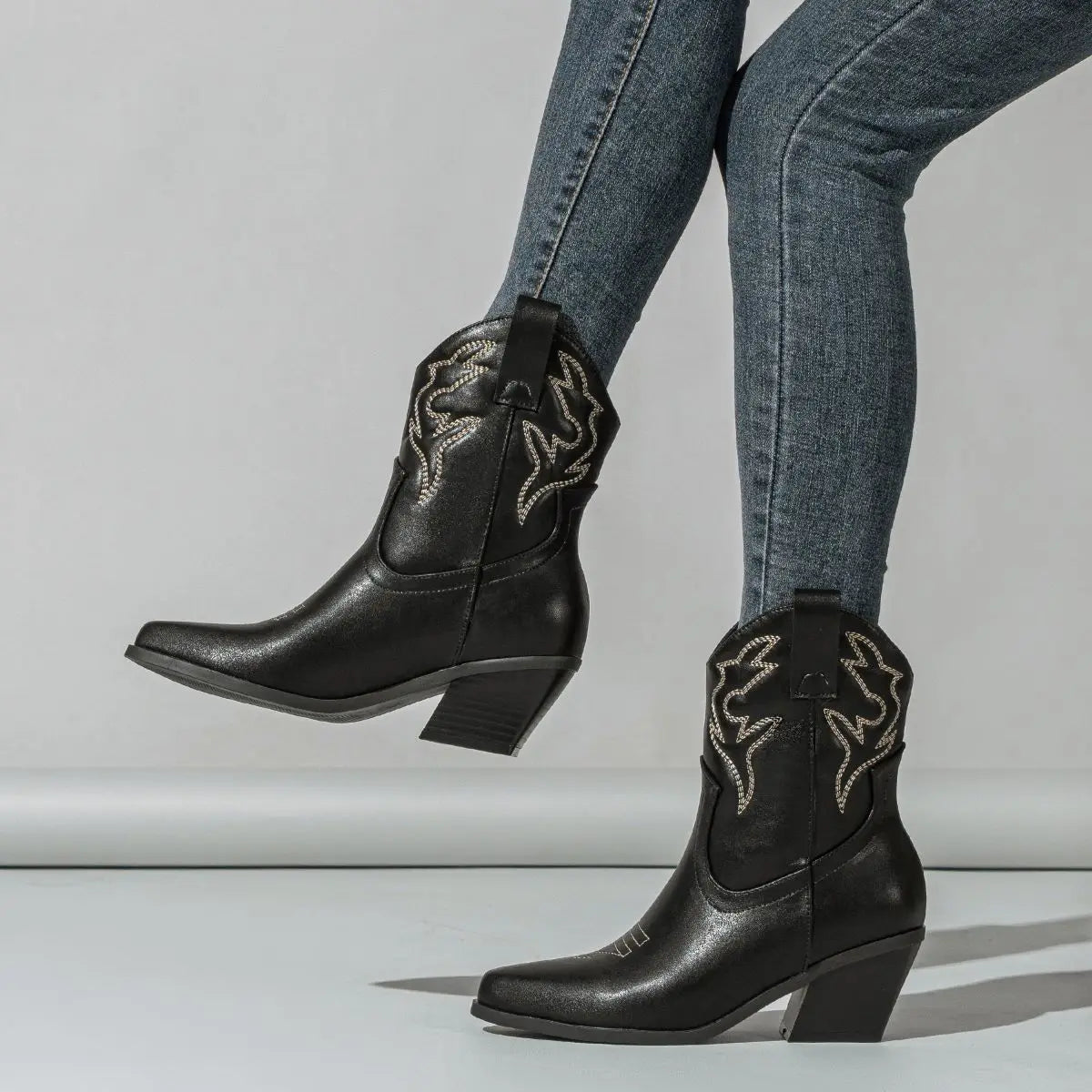 Bottes western blanches brodées pour femmes avec talons hauts épais