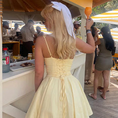 Robe jaune avec détails en dentelle et coupe flatteuse