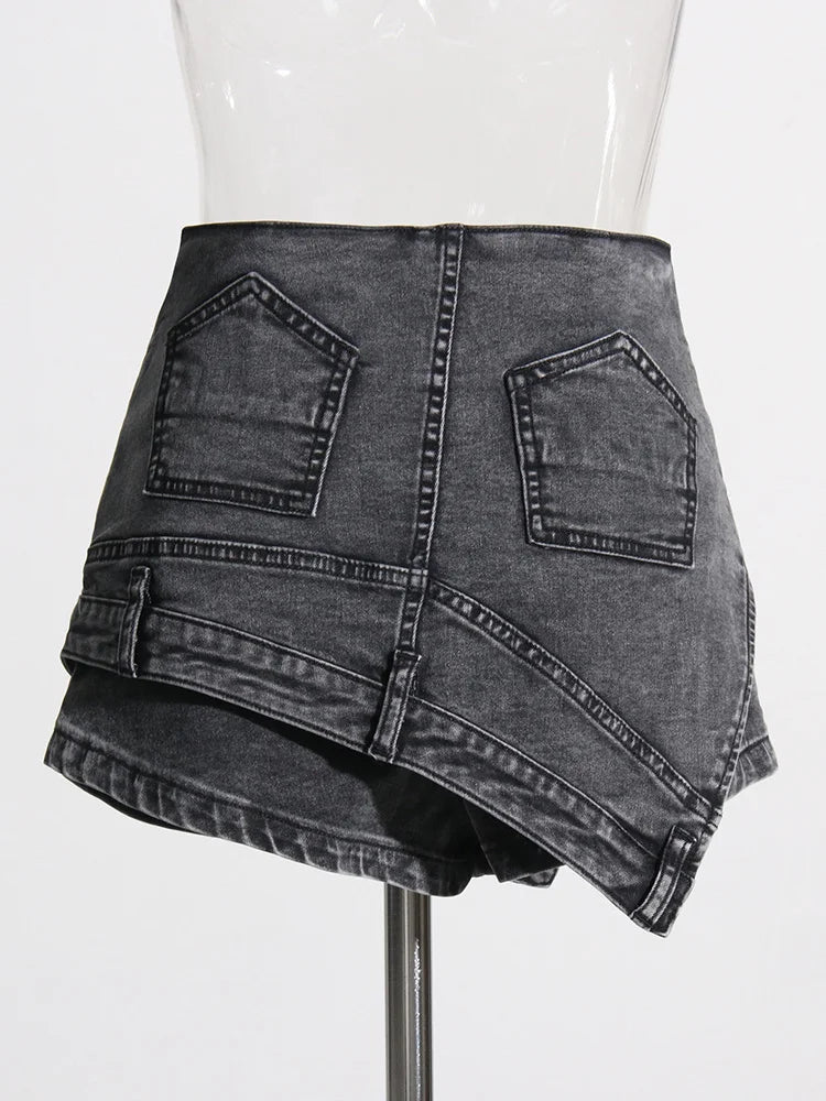 Short asymétrique en denim amincissant à taille haute pour femme 