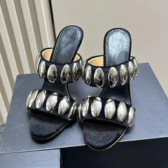 Sandales à talons aiguilles en daim pour femmes avec décor en métal