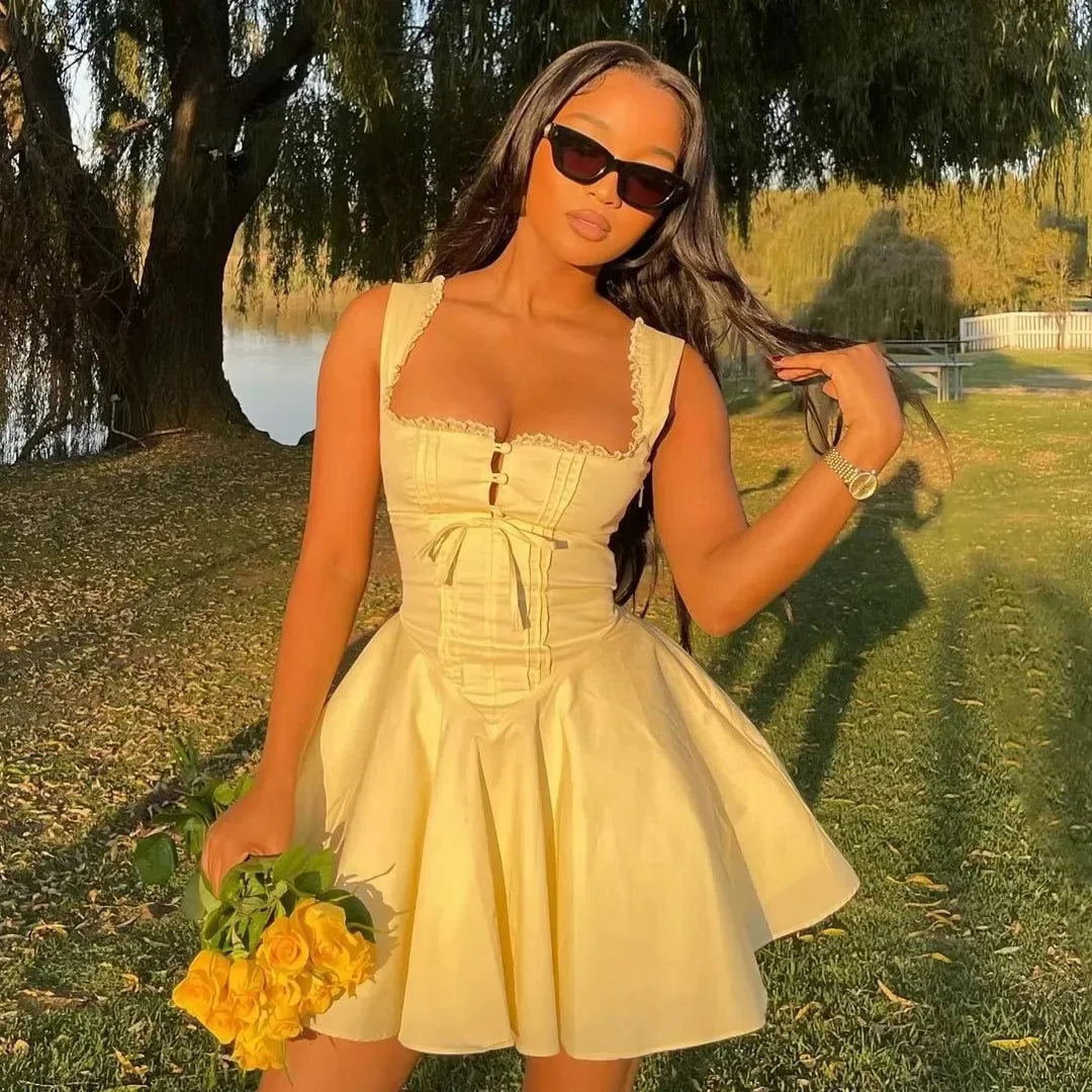 Robe jaune avec détails en dentelle et coupe flatteuse