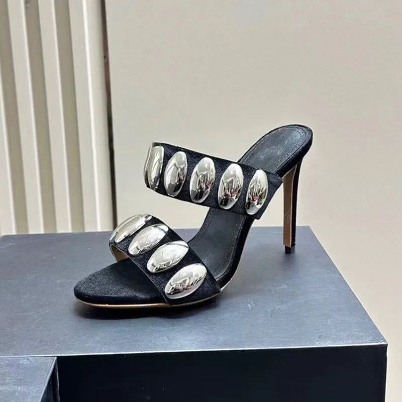 Sandales à talons aiguilles en daim pour femmes avec décor en métal