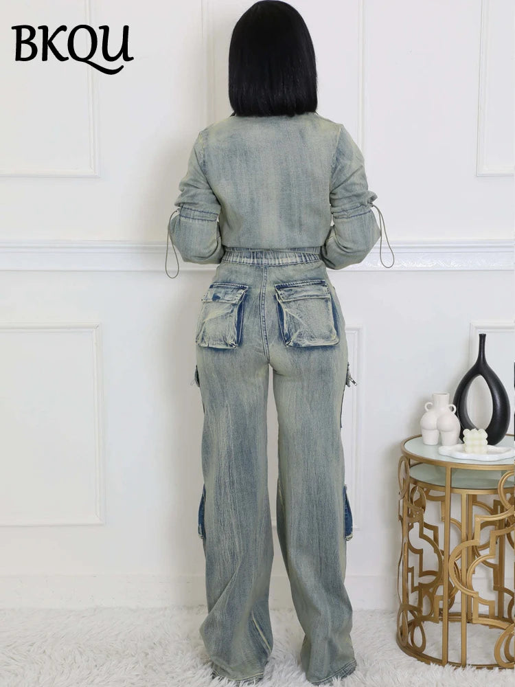 Ensemble deux pièces en denim cargo pour femme avec veste zippée et jean droit 