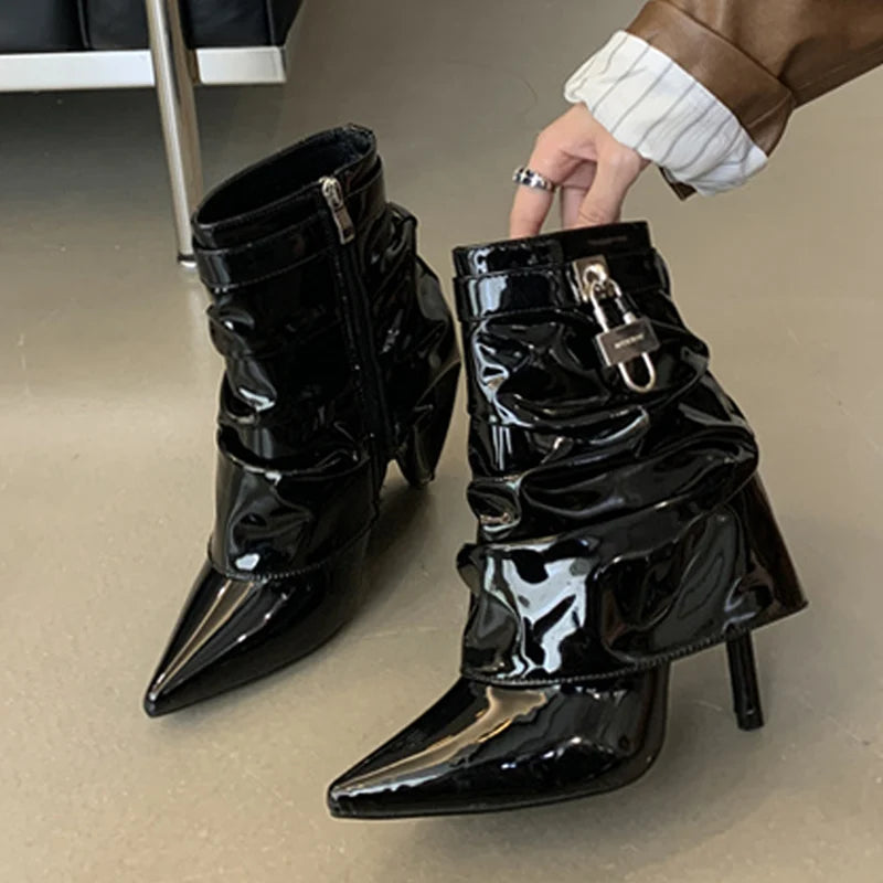 Bottes à talons hauts plissées en cuir verni noir à bout pointu pour femmes 