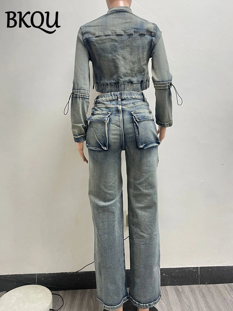 Ensemble deux pièces en denim cargo pour femme avec veste zippée et jean droit 