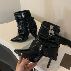 Bottes à talons hauts plissées en cuir verni noir à bout pointu pour femmes 