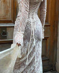 Robe longue en dentelle vintage avec cape à manches longues