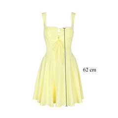 Robe jaune avec détails en dentelle et coupe flatteuse