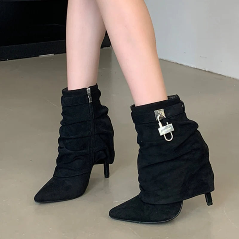 Bottes à talons hauts plissées en cuir verni noir à bout pointu pour femmes 