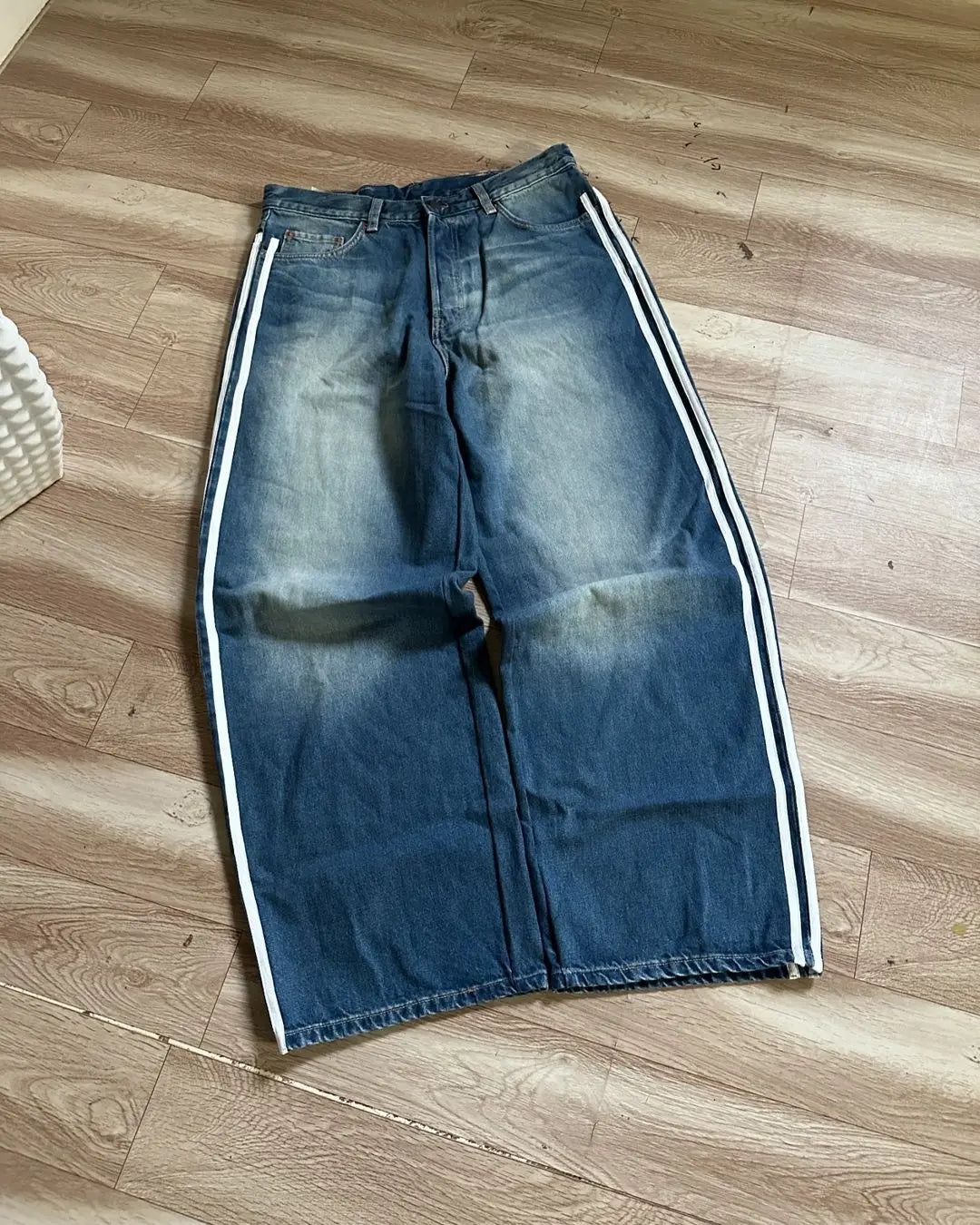 Jean ample brodé à rayures pour homme – Pantalon de skateboard bleu délavé à jambe large 