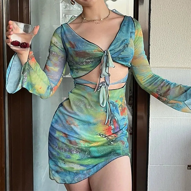 Robe à découpes tie-dye vibrante avec manches cloches