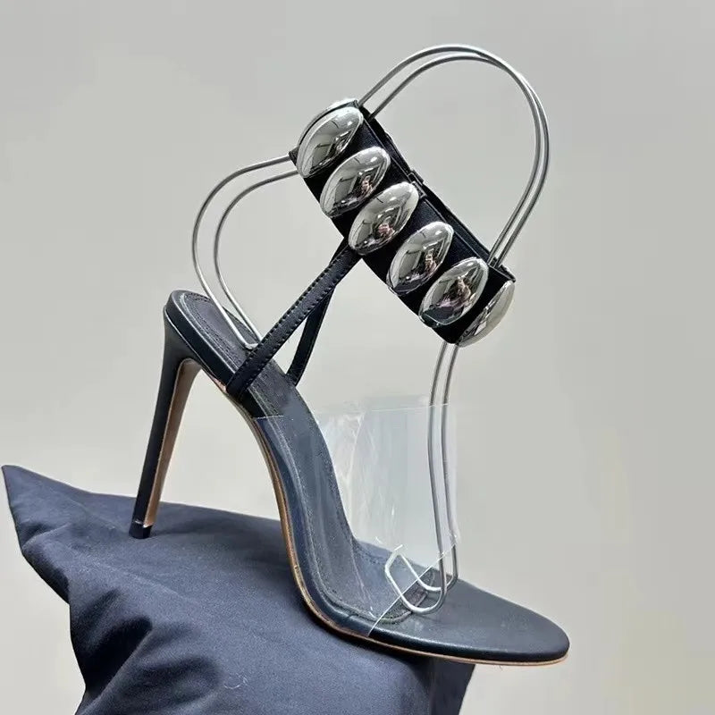 Sandales à talons aiguilles en daim pour femmes avec décor en métal