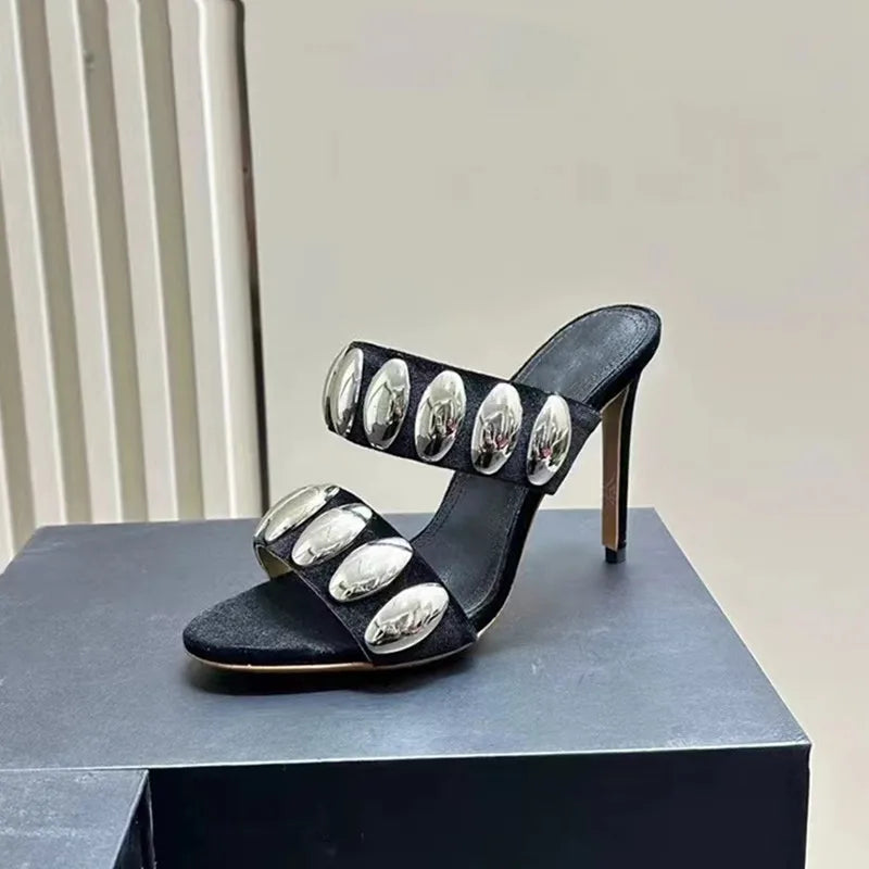 Sandales à talons aiguilles en daim pour femmes avec décor en métal