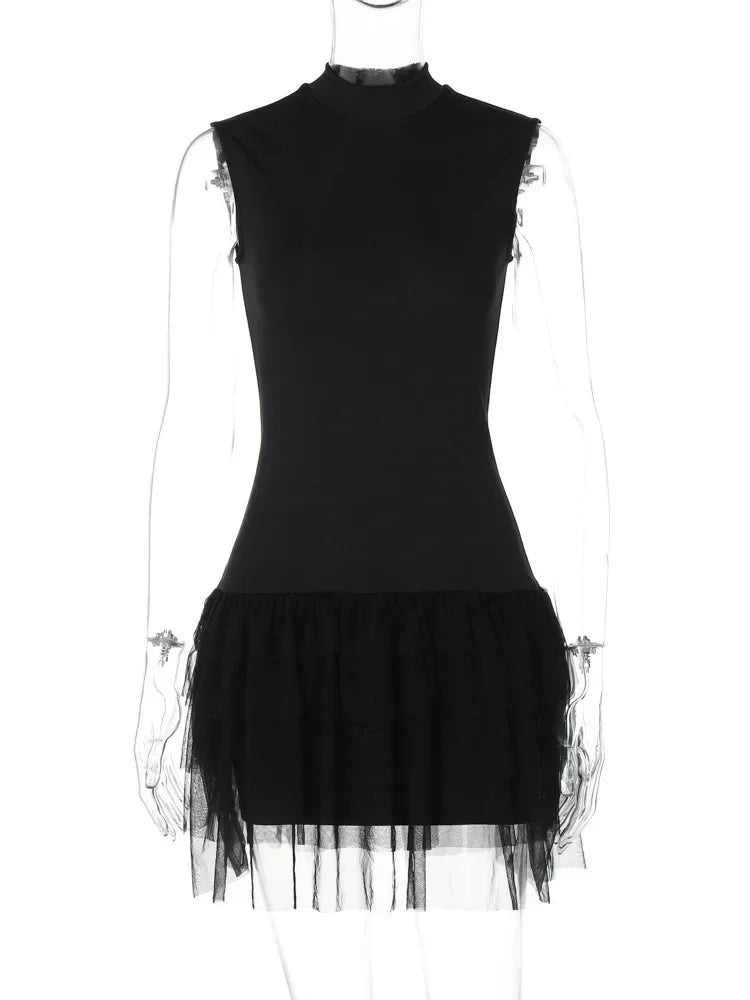 Robe noire sans manches avec jupe en tulle à plusieurs étages pour un look chic