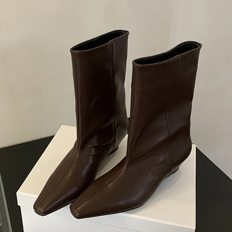 Bottines à talon compensé noires en cuir souple vintage à bout pointu pour femmes