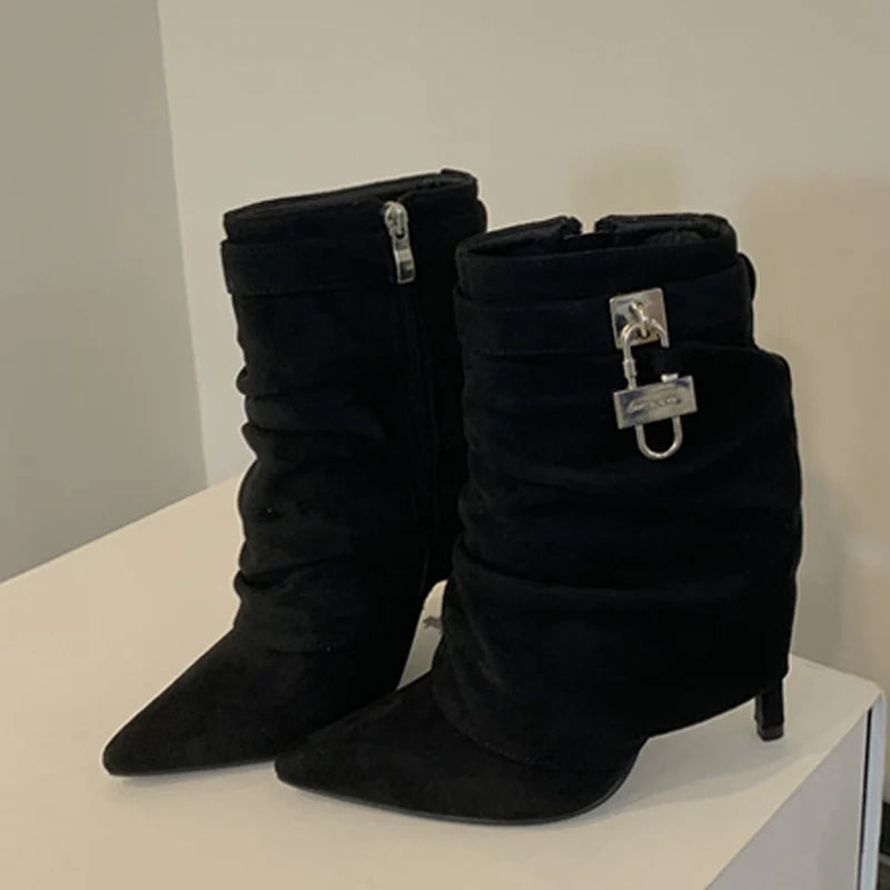 Bottes à talons hauts plissées en cuir verni noir à bout pointu pour femmes 