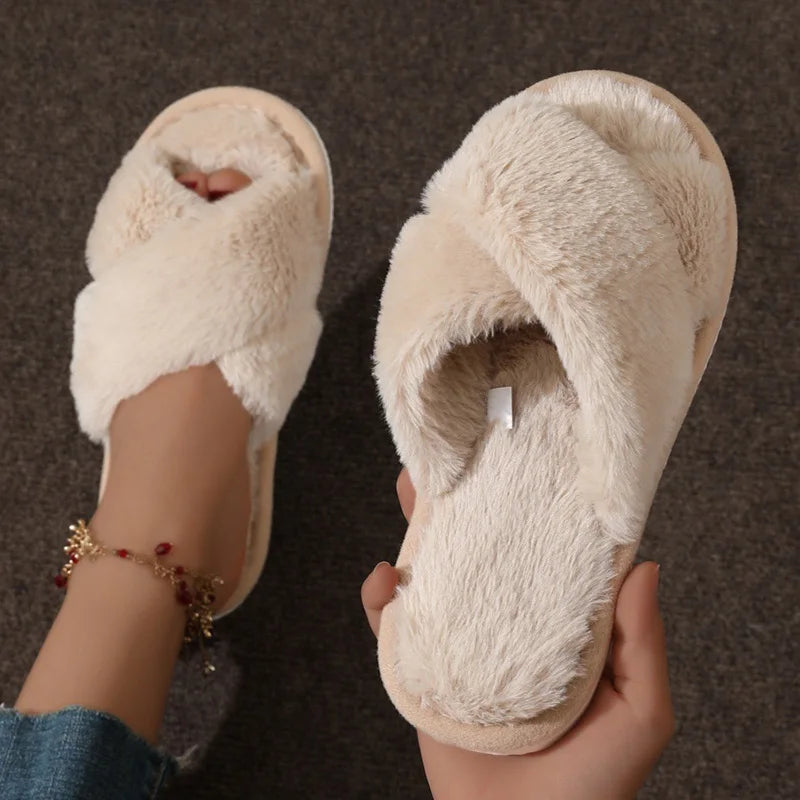 Chaussons en fourrure douce et moelleuse pour femme, à brides croisées, pour un confort intérieur optimal