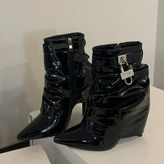 Bottes à talons hauts plissées en cuir verni noir à bout pointu pour femmes 