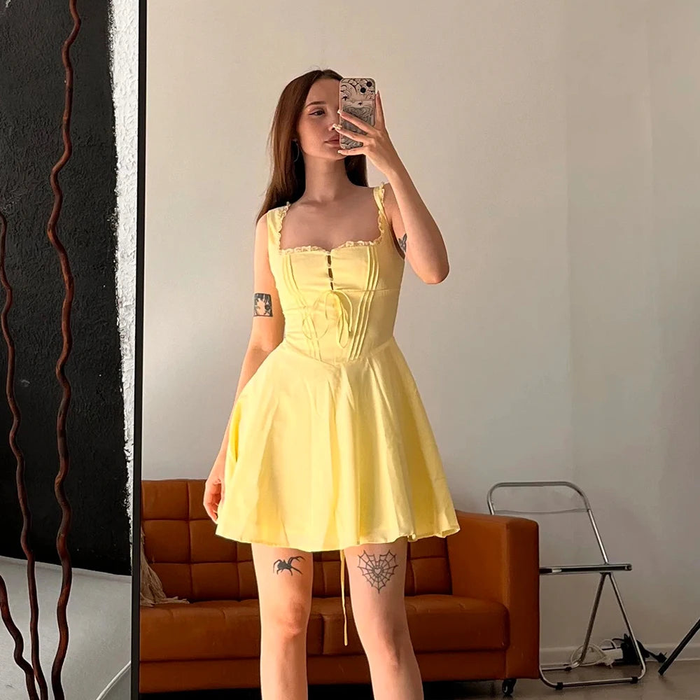 Robe jaune avec détails en dentelle et coupe flatteuse