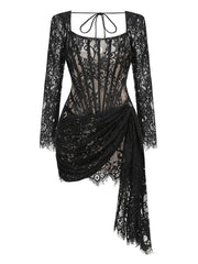 Robe en dentelle noire à manches longues et ourlet asymétrique